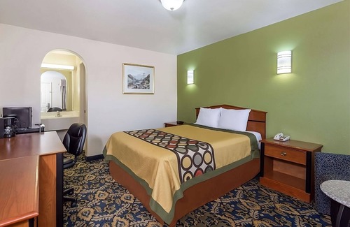 Austin Ave. Resort | Affordable Getaway at Knights Inn Franklin Ave Waco! Pet-friendly, Free Parking