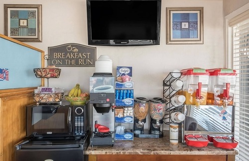 Pecos Hotel | Affordable Lodging in Pecos! Pets are Welcome! Airport Shuttle, Seasonal Pool!