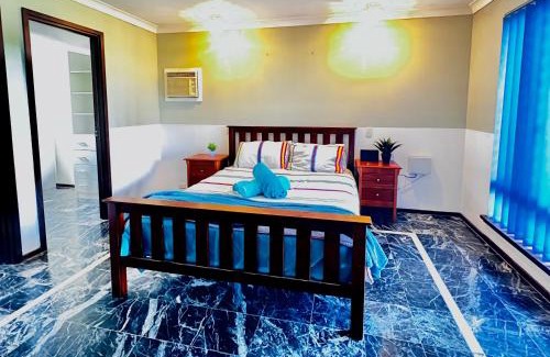 Booragoon House | Affordable Long-Term Stay ENS Master Bedroom in Perth Fremantle University Hospital