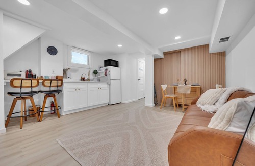 Edgewater House | Affordable NYC Luxury: Warm & Inviting Stay, Walk to Riverside Views