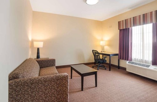 Saint Landry Hotel | Affordable Stay at Knights Inn Bunkie! Pool, Free Parking, Free Breakfast
