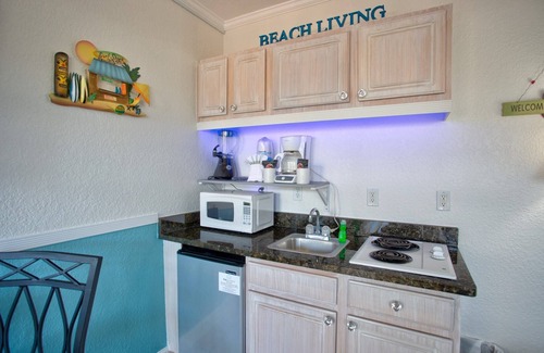 Redington Beach Condo | Affordable! Steps to Beach, King Bed, Grill, Free WiFi &TV, Great Dinning & Shopping.