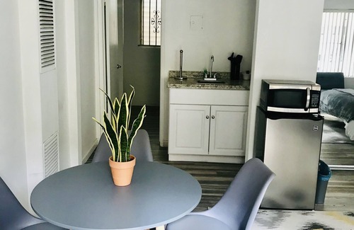 Sawtelle Apartment | Affordable studio w/parking in West LA, SM Beach, UCLA, SMC