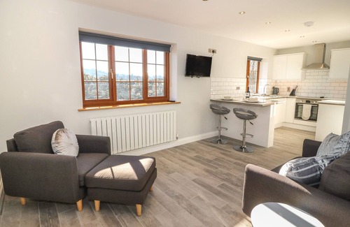 Llanrug Cottage | AFON RHOS BACH, romantic, with a garden in Llanrug