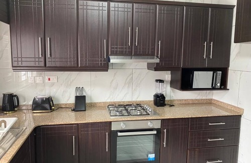 Freetown House | After 5 Apartment 1- 3 spacious en-suite bedrooms