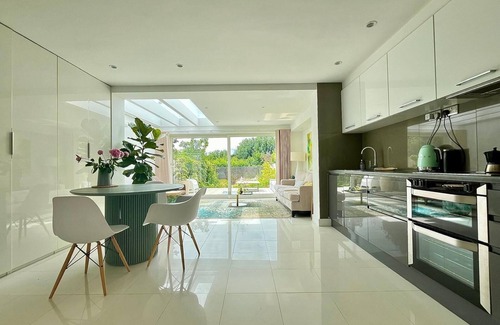 Trumpington House | Agate House n4-bedroom house in enchanting Trumpington with WiFi