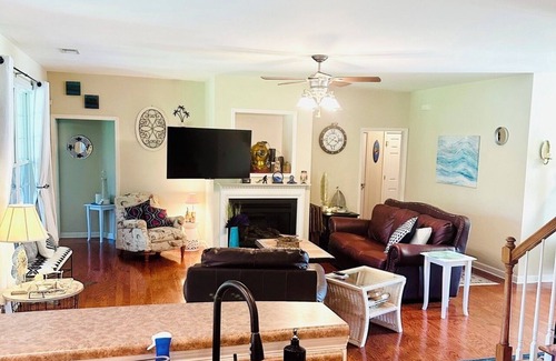 Hampstead House | Agave Palms On Gold Leaf-BeachLife,Private Large Backyard,Grill,FirePit + More!