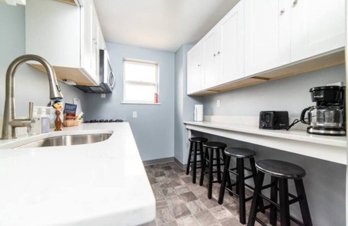 Central Northside Apartment | - AGH Walkable - Free Parking - Washer & Dryer -