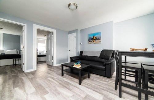 Central Northside Apartment | - AGH Walkable - Free Parking - Washer & Dryer -