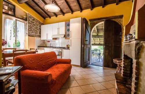 Mologno Other | Agriturismo in Fattoria: Intera Struttura