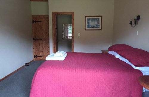 Totara Flat Cabin | Ahaura Lodge & Waterwheel Farm Stay