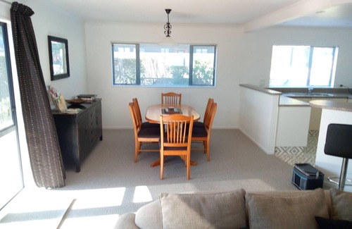 Ahuriri House | Ahuriri Townhouse modern and spacious ,free wifi.