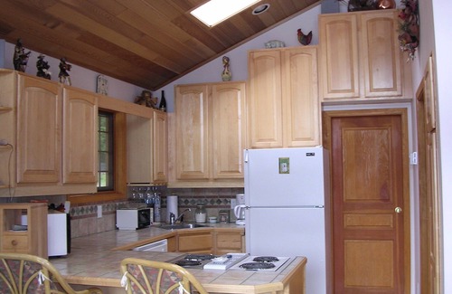 Pender Island Cottage | Ainslie Point Deluxe Waterfront Cottage with Beach and Dock Access