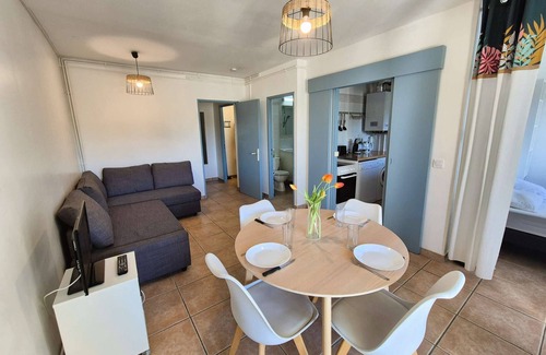 Saint-Mandrier-sur-Mer Apartment | Air-conditioned apartment with terrace, private parking, residence with swimming pool