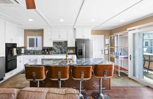 Balboa Island Condo | Air conditioned Balboa Island Flat, Steps to Balboa Island Ferry, w/Parking. Amazing Location!