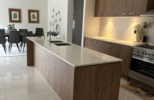 Melton South House | Air-conditioned, Cosy and Comfortable on Riverside
