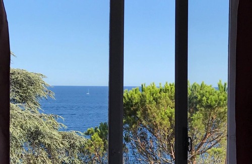 Theoule-Superieur Apartment | Air-conditioned and equipped apartment, foot in the water. Private & standing