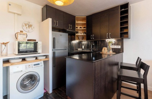 Pa'ofa'i Apartment | Air-conditioned, fully-equipped studio facing Paofai Park Close to Papeete town center