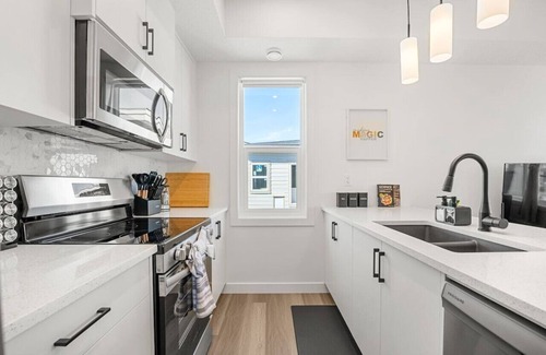 Springbank Hill House | Air Conditioned » Garage » 2BR Townhouse » Sleep 5