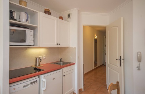 Mallemort Apartment | Air conditioned garden flat in the Pont Royal Golf, calm in beautiful setting.