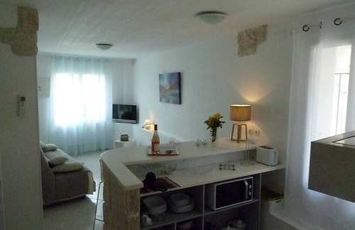 Meze Apartment | Air-conditioned Studio on the Ground Floor, in Historic Mèze, Bassin de Thau
