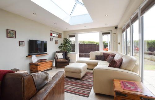 Clanfield House | Air Maison - Stunning House in Clanfield Family and Remote Workers Friendly