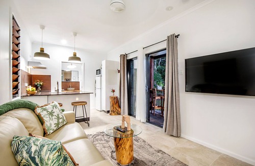 Woodwark Cabin | Airlie Beach Eco Cabins - Adults only