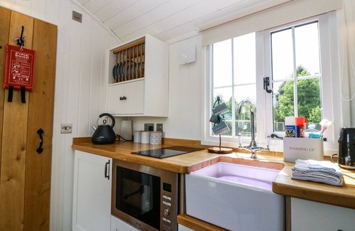 Forfar Cottage | AIRLIE, pet friendly, with a garden in Forfar