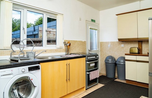 Newbridge Apartment | Airport Home | Free Parking | Sleeps 6 | Near City