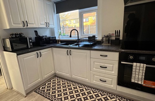 Broadheath House | Airport House - Long Stays, Near Hospital!