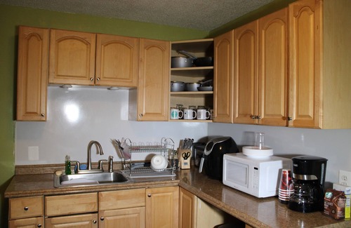Wayne House | Airport Royal Palace! VEHICLE RENTALS AVAILABLE ASK HOST FOR DETAILS