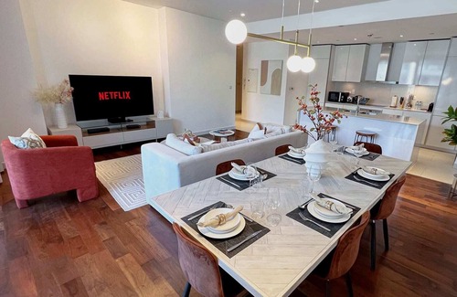 Al Wasl Apartment | Airstay | Luxurious 2BR + Guest Room | City Walk