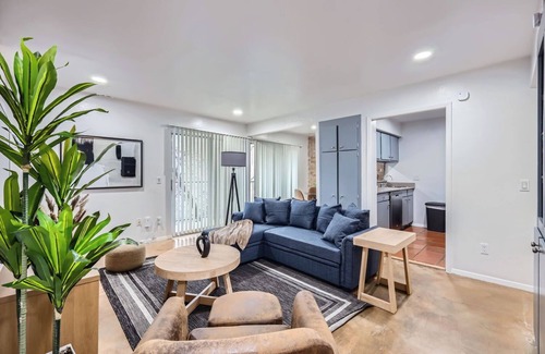Bouldin Apartment | Airy King Suite Getaway | Sleeps 4 | Pool, Prkg