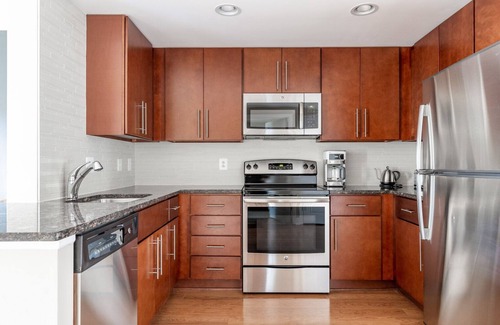Mount Vernon Triangle Apartment | Airy Mount Vernon 1BR w/Gym, Pool, nr. NoMa & Metro, by Blueground