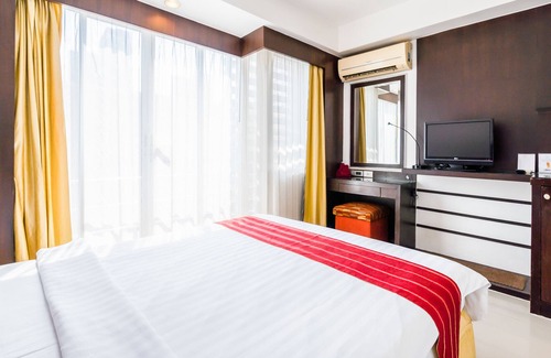 Thanon Phaya Thai Apartment | Airy Thai Style 1 BR W/Cafe & Spa near Pratunam