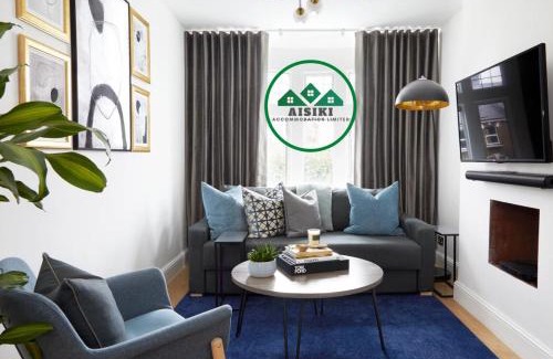 North Finchley Apartment | Aisiki Stays Apartments at North Finchley, 3-Bedroom & 2-Bathroom, Pet-Friendly Flat, King or Twin Beds with Free Wi-Fi