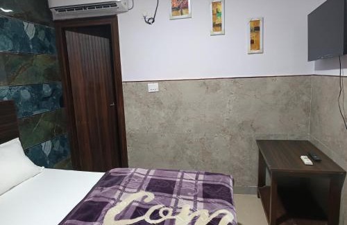 Nizamuddin East House | Ajeet Home Stay-300 Meters Nizamuddin Railway Station Gate No 4