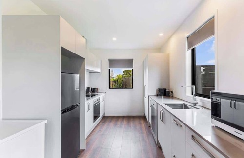 Mangere House | AKL A/Port 6 km , free car park, bright & spacious 3BR house