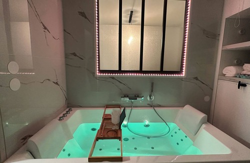 Presles Apartment | AKsuitespa SAUNA/JACUZZI IN IDF 25min from CDG airport