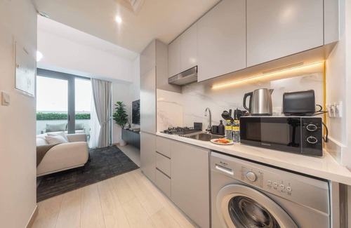 Jadaf Apartment | Al Jaddaf Sleeps 3 with Pool & Play Area!
