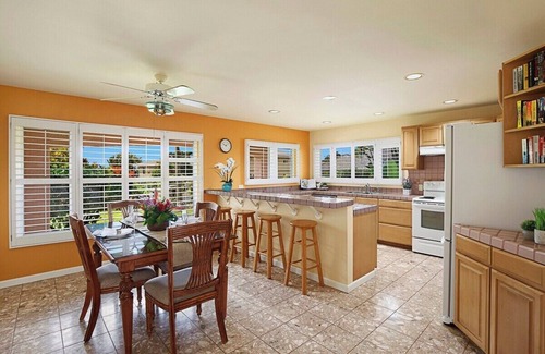 Bayview House | Ala Moana Hale Perfect Townhome Steps to Grand Hyatt