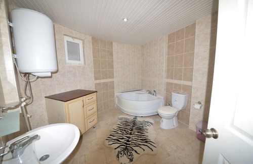 Mahmutlar Villa | Alanya Villa private Pool 10- 15 mins walk to Beach &Town Centre. Sleeps10