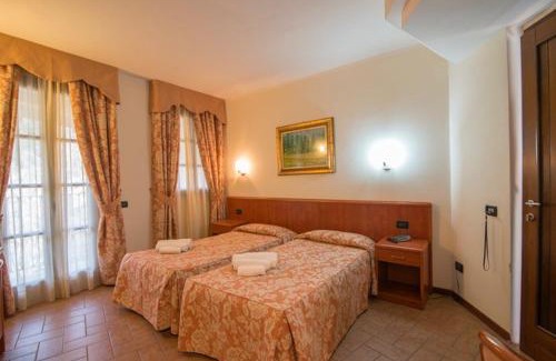 Sannazzaro deʼ Burgondi Hotel | Albergo Giardino