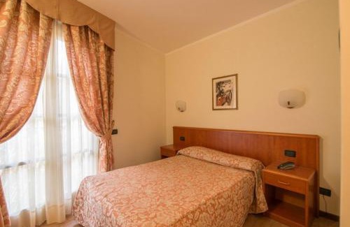 Sannazzaro deʼ Burgondi Hotel | Albergo Giardino