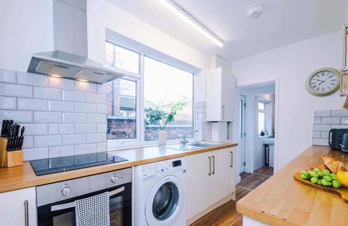 Newcastle-Under-Lyme House | Albert House Summary: