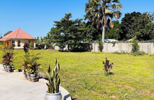 Northern Region Cottage | Alberto Gardens - Two bedroom cottage in private grounds & free parking