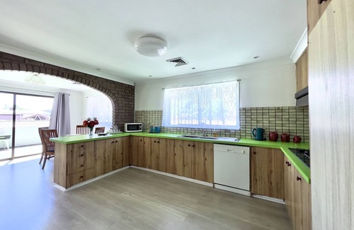 South Albury House | Albury Garden Court Moteln5 minute to CBD, 3 to Train Station, 5 Minutes to park