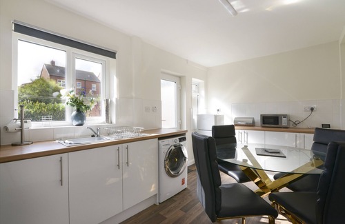 Newark upon Trent House | Alderton House - Spacious 3 Bed with Parking