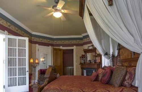 Winona Bed & Breakfast | Alexander Mansion Bed and Breakfast