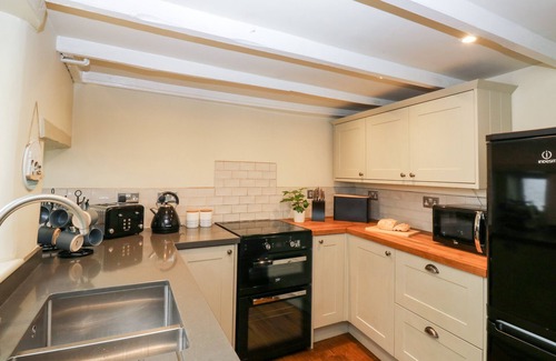 Chillington Cottage | ALEXANDER'S COTTAGE, pet friendly, with a garden in Frogmore